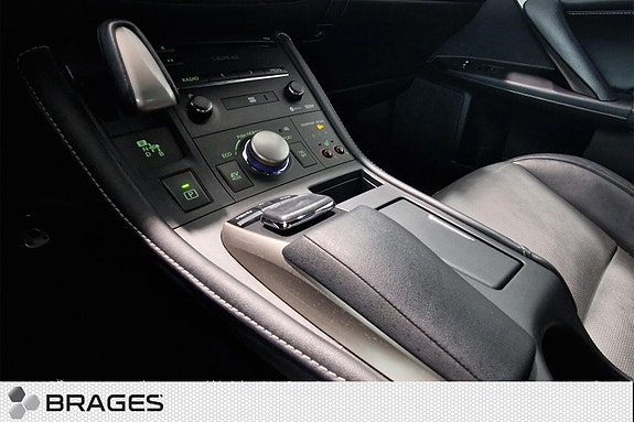 Lexus CT200h 12 of 28