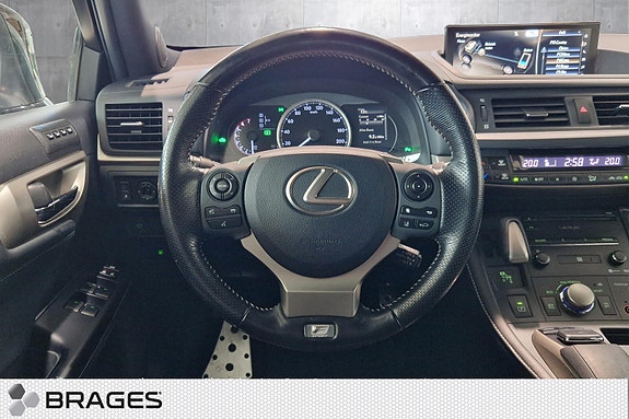 Lexus CT200h 10 of 28