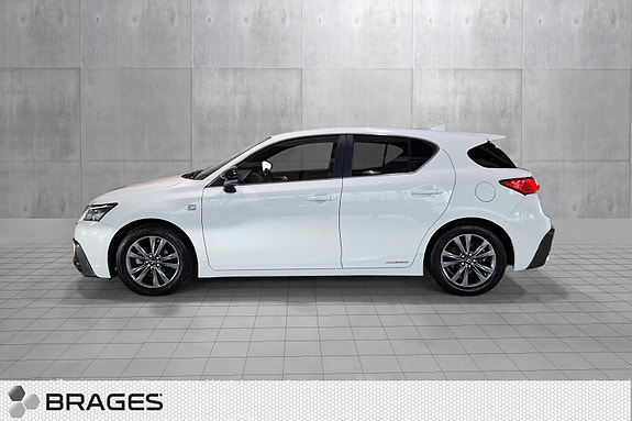 Lexus CT200h 2 of 28