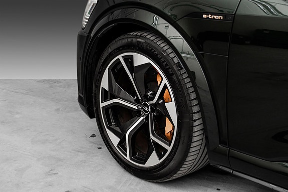 Audi e-tron S 9 of 28
