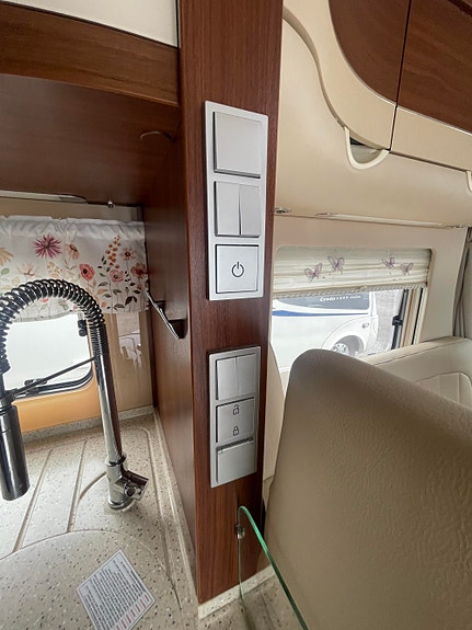 Hymer HYMERMOBIL S 830 Meget velholdt / Støttelabber / Skinninteriør 22 of 30