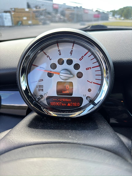 MINI Cooper 13 of 16