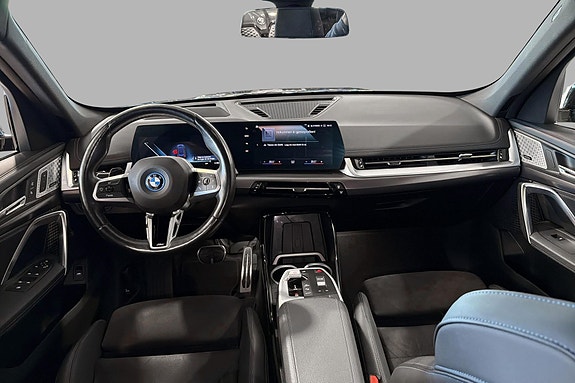 BMW iX1 10 of 29
