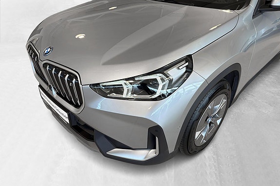 BMW iX1 3 of 26