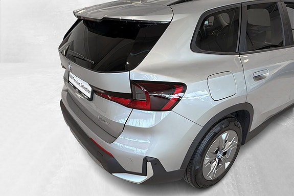 BMW iX1 7 of 26