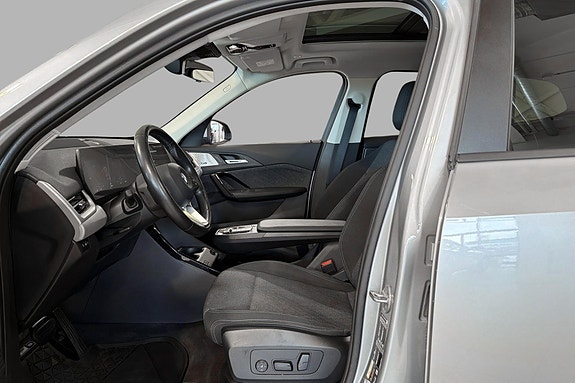 BMW iX1 8 of 26