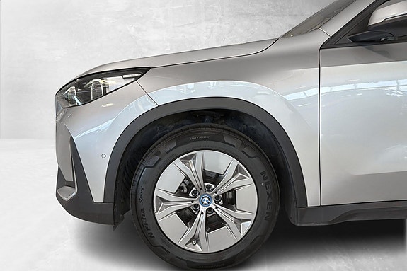 BMW iX1 4 of 26