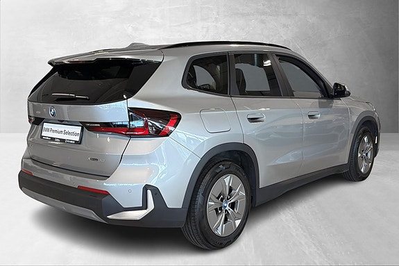 BMW iX1 5 of 26