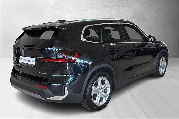 BMW iX1 4 of 26