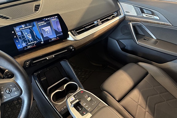 BMW iX1 13 of 26
