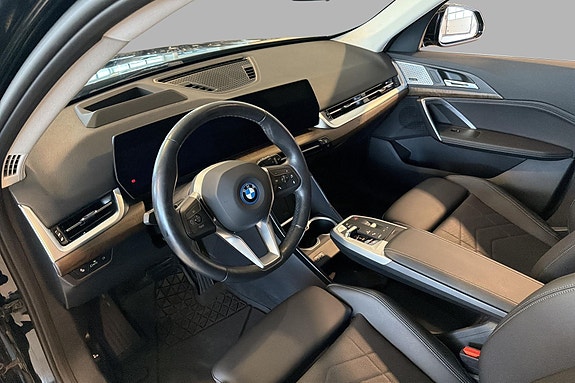 BMW iX1 9 of 26