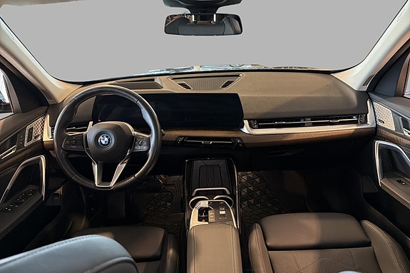 BMW iX1 11 of 26