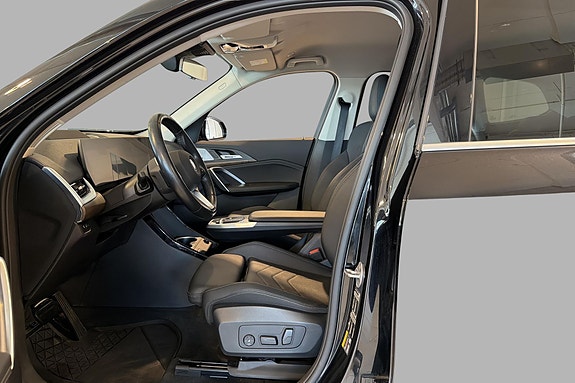 BMW iX1 8 of 26