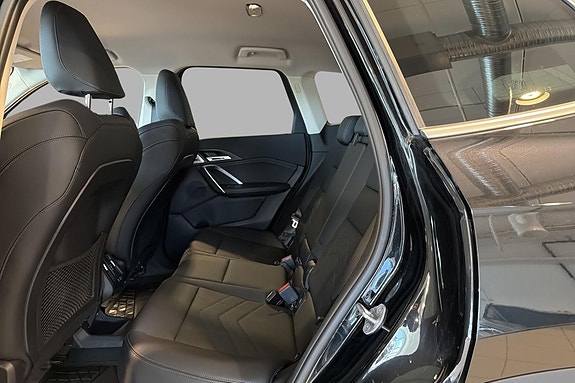 BMW iX1 10 of 26