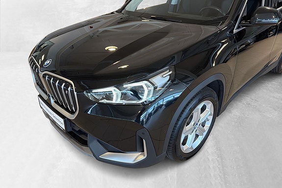 BMW iX1 7 of 26