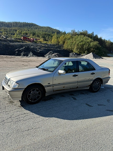 Mercedes-Benz C180 3 of 13