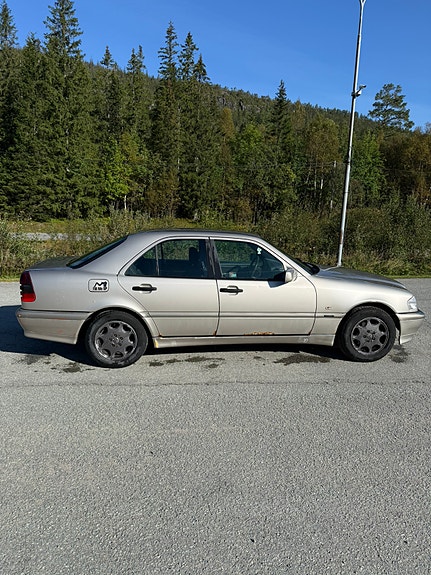 Mercedes-Benz C180 5 of 13