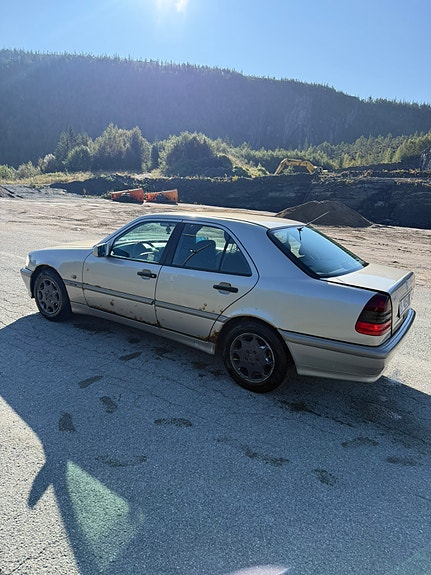 Mercedes-Benz C180 9 of 13