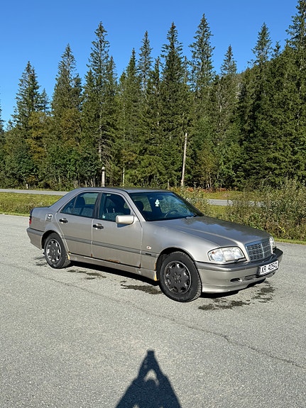 Mercedes-Benz C180 2 of 13