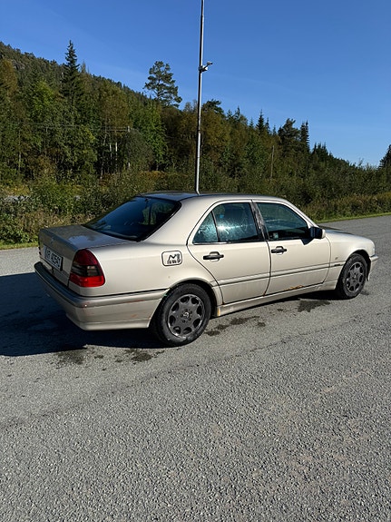Mercedes-Benz C180 8 of 13