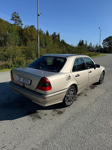 Mercedes-Benz C180 7 of 13