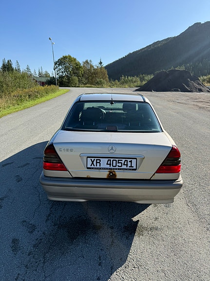 Mercedes-Benz C180 10 of 13
