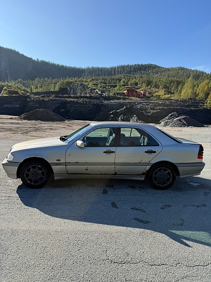 Mercedes-Benz C180 4 of 13