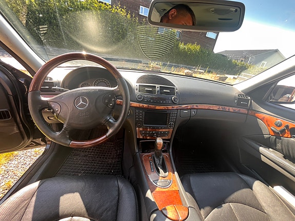 Mercedes-Benz E500 12 of 19