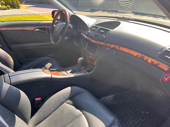 Mercedes-Benz E500 13 of 19