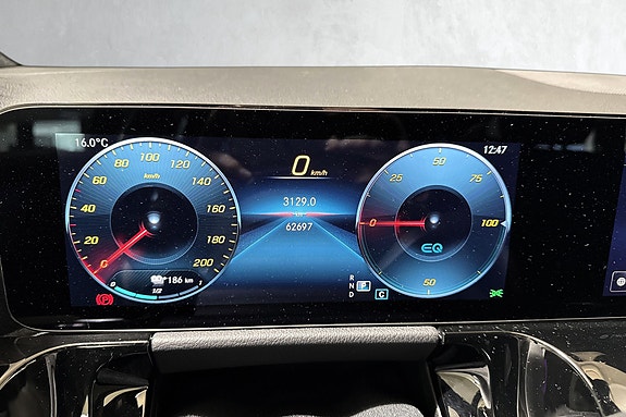 Høyoppløst digital speedometer og turteller med sporty layout.