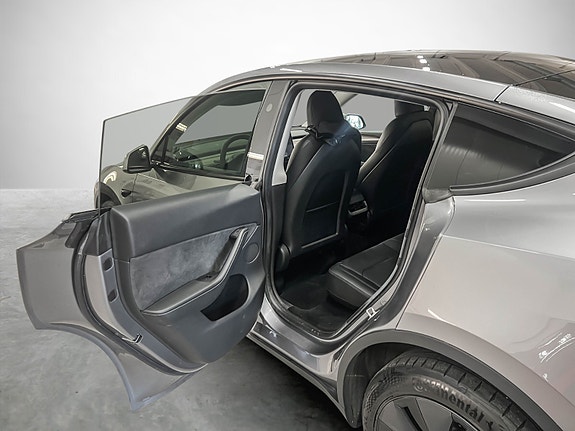 Tesla Model Y 18 of 29