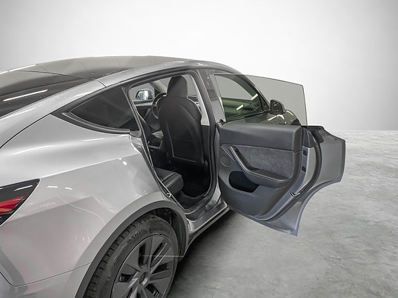 Tesla Model Y 20 of 29