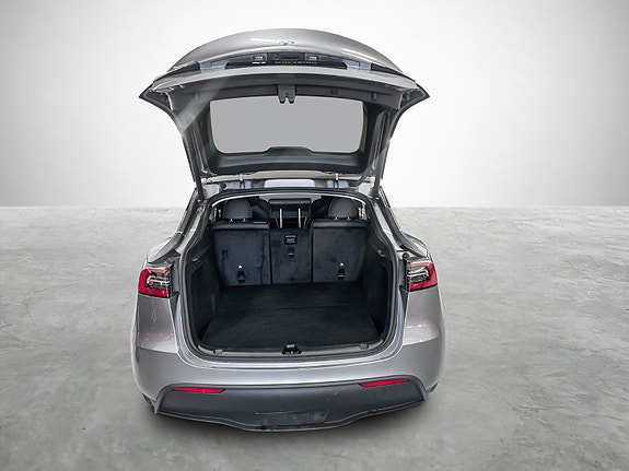 Tesla Model Y 23 of 29