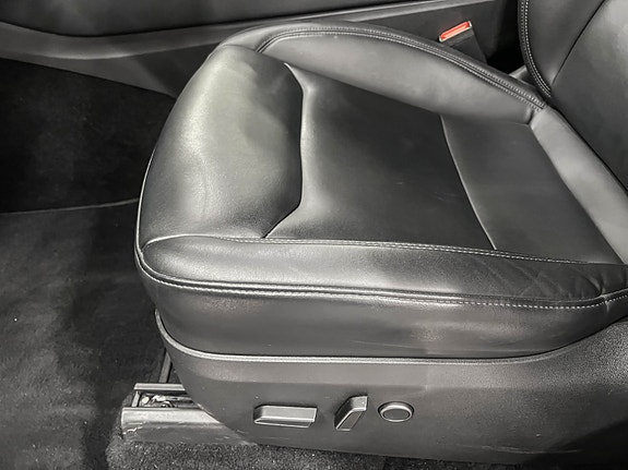 Tesla Model Y 11 of 29