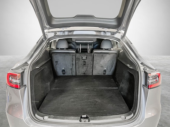 Tesla Model Y 25 of 29