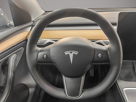 Tesla Model Y 14 of 29