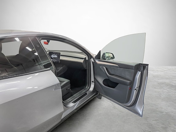 Tesla Model Y 16 of 29