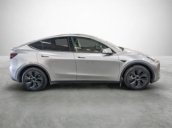 Tesla Model Y 6 of 29