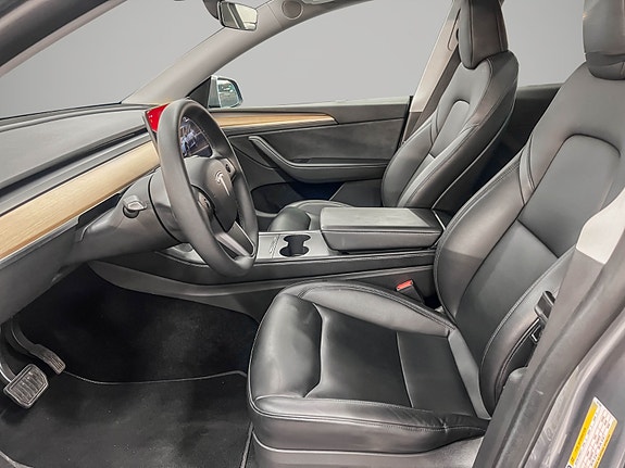 Tesla Model Y 10 of 29