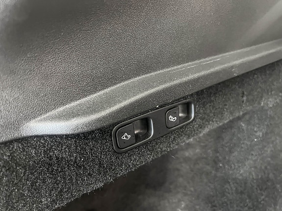 Tesla Model Y 26 of 29