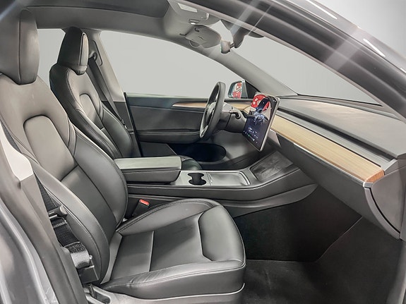 Tesla Model Y 17 of 29