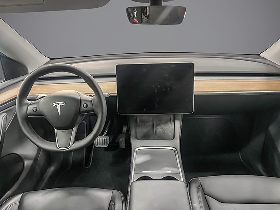 Tesla Model Y 13 of 29