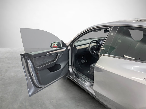 Tesla Model Y 9 of 29