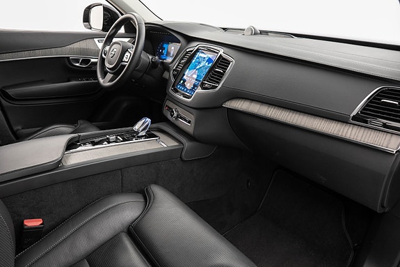 Volvo XC90 10 of 30