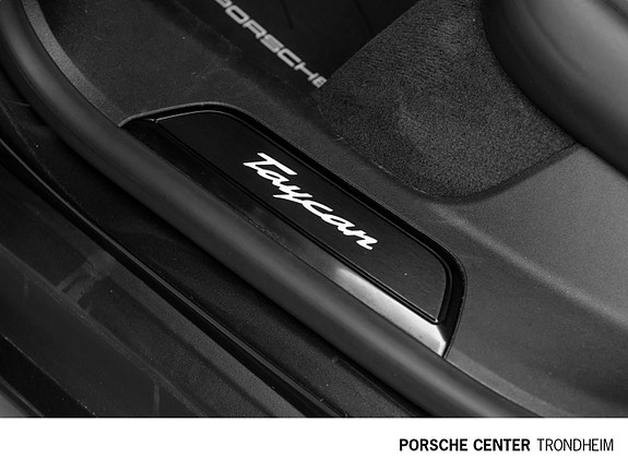Porsche Taycan 24 of 30