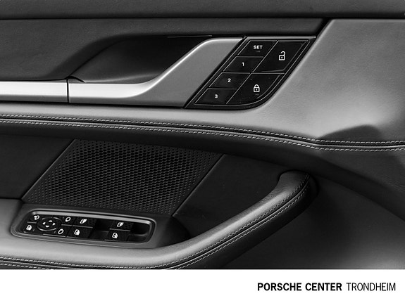 Porsche Taycan 18 of 30