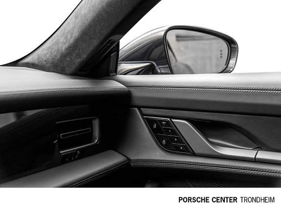 Porsche Taycan 17 of 30