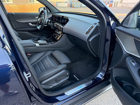 Mercedes-Benz EQC400 13 of 26