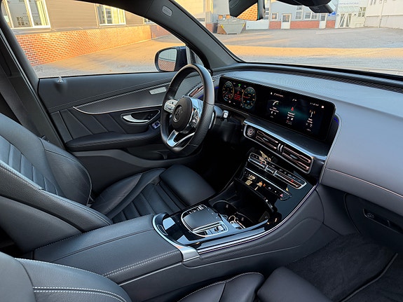 Mercedes-Benz EQC400 16 of 26