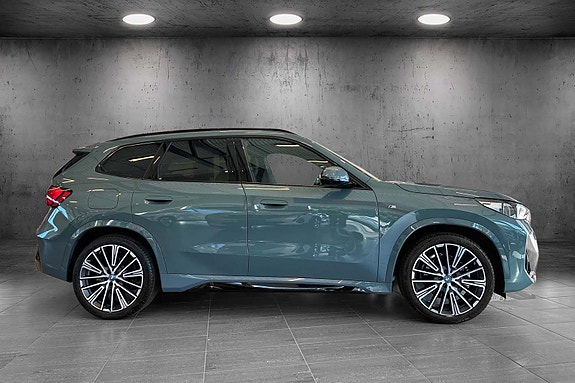 BMW iX1 6 of 27